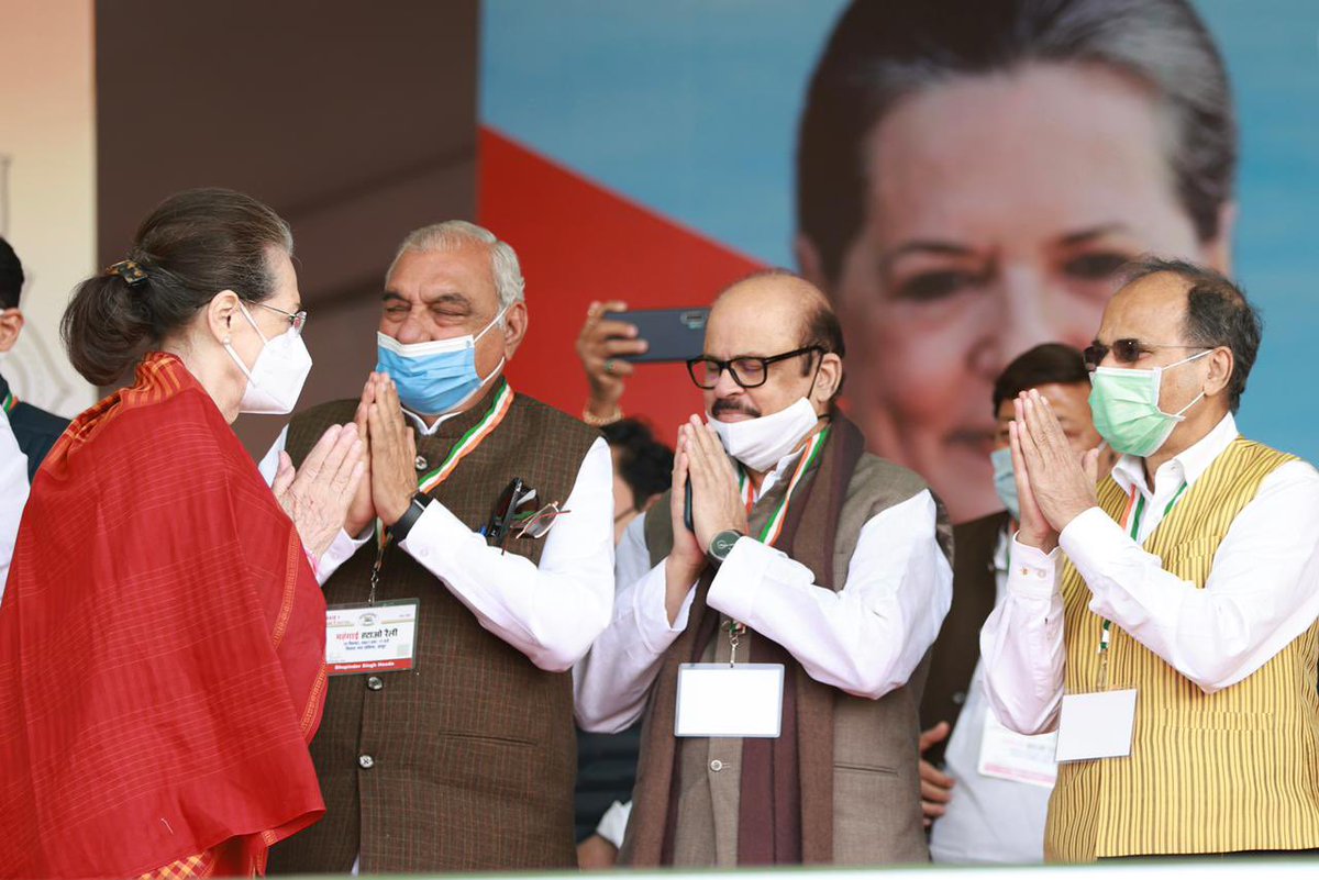 DeependerSHooda's tweet photo. जिएं तो कैसे जिएं,
खेती का खाद महंगा,
खाने का तेल महंगा,
डीजल और पेट्रोल महंगा,
चूल्हे की आग महंगी,
सरिया और सीमेंट महंगी,
जीवन की सांस महंगी,
दवा और एम्बुलेंस महंगी,
नारियल और ककड़ी महंगी,
श्मशान की लकड़ी महंगी
जिएं तो कैसे जिएं?

@BhupinderSHooda जी @ #MehangaiHataoRally https://t.co/JXPmq6AedQ