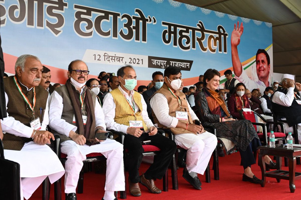 DeependerSHooda's tweet photo. जिएं तो कैसे जिएं,
खेती का खाद महंगा,
खाने का तेल महंगा,
डीजल और पेट्रोल महंगा,
चूल्हे की आग महंगी,
सरिया और सीमेंट महंगी,
जीवन की सांस महंगी,
दवा और एम्बुलेंस महंगी,
नारियल और ककड़ी महंगी,
श्मशान की लकड़ी महंगी
जिएं तो कैसे जिएं?

@BhupinderSHooda जी @ #MehangaiHataoRally https://t.co/JXPmq6AedQ