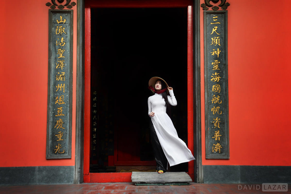 📷 © David Lazar 

Happy Chinese New Year!

This photo of a lady in a traditional white AoDai dress was taken at a Chinese temple in Vietnam.

#Vietnam #ChineseTemple #chinesenewyear #aodai #ChineseRed #ChineseColor #color #red 
.