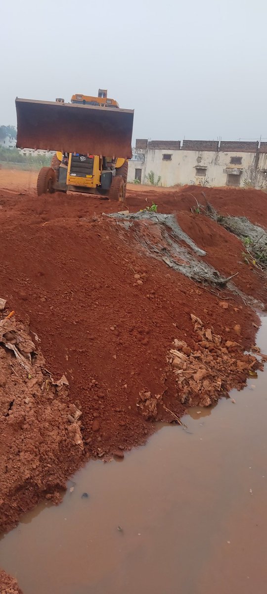 Anmolsinha24's tweet image. कलेक्टर @ritesh_ias महोदय से निवेदन है  इस गैर कानूनी कार्य पर रोक लगाने का कष्ट करे धन्यवाद ।