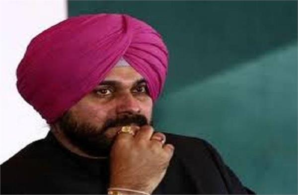 punjabkesari's tweet photo. अपनी ही पार्टी पर वार करना सिद्धू के लिए पड़ गया भारी, जानें कैसे
https://t.co/rzwUHIcF54

#punjab #Sidhu #attack #ownparty #punjabcongress #CM #Channi #punjabhindinews #latesthindinews https://t.co/9HsAhk2dHd