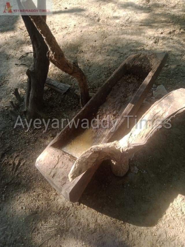 m_krl1's tweet photo. Military Junta raided western bridge villg in Mandalay's #Taungtar townat 9am on Dec12, broke into houses of villagers fleeing, vandalized properties &amp; looted valuables incl 2 bikes &amp; jewelry. Junta also rammed into three cows with their car &amp; stole them.
#WhatsHappeningInMyanmar https://t.co/xYOs81oe6c