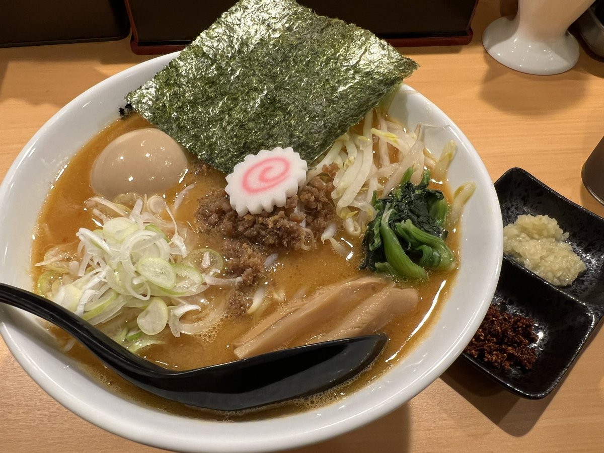 春日部市中央 『麺屋大むら』さん 限定の味噌ラーメン頂いてきました♪ 甘い系の味噌に付け合わせの辛味が良く合います♪ ニンニクも◎ またお邪魔しまーす♪