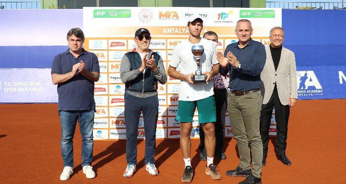 Jeu_Set_EtMatch's tweet photo. [#ATPChallenger] Evgenii #Tiurnev (n°320) 🇷🇺 s'impose à #Antalya (Turquie, Challenger 50, terre battue) ! Ce dimanche, en finale, il a battu Oleg #Prihodko (n°708) 🇺🇦 en trois sets 3-6, 6-4, 6-4. C'est là son 2ème trophée 🏆 sur le circuit Challenger.

(📸 : @GSB_Antalya) https://t.co/BBZd0ztd5v