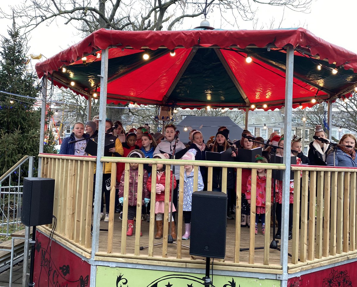 joolzjordan's tweet photo. @stcuthbertsns wonderful singing and signing from a wonderful inclusive school 🎶 🤶 🎄 🎅🏾 🎼 https://t.co/VmxKx3SCN3