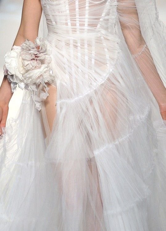 MUGLERlZED's tweet photo. jean paul gaultier couture ss09 https://t.co/gOQhVhJ0iO