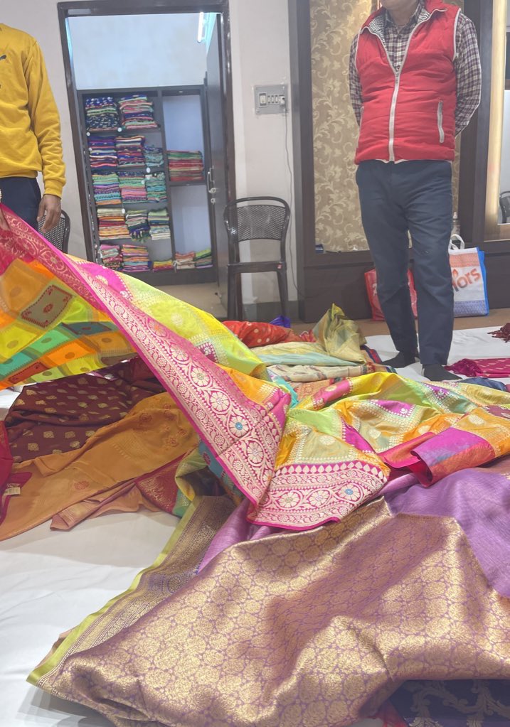 JyotiAroraMtAbu's tweet image. When in बनारस .. buying बनारसी is must #SupportWeavers #BharatKeBunkars #KashiVishwanathCorridor