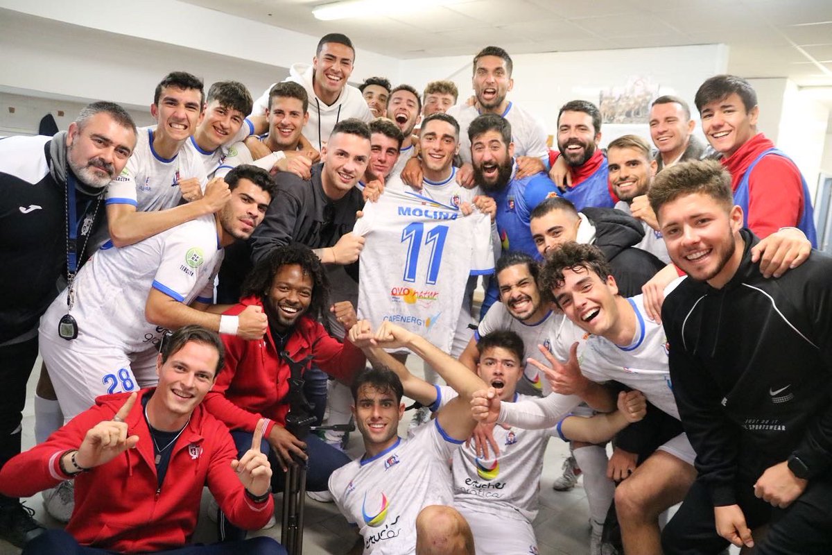 CD_Illescas's tweet photo. FAMILIA ❤️❤️❤️

La clave de todo 🙌🙌

Esta victoria es para todos ❤️❤️

👉 Queremos dar mucho ánimo también a nuestro querido Eusebio que ha tenido un percance al inicio del partido.

Y por supuesto a nuestra afición ❤️❤️ https://t.co/qKrsET4cN9