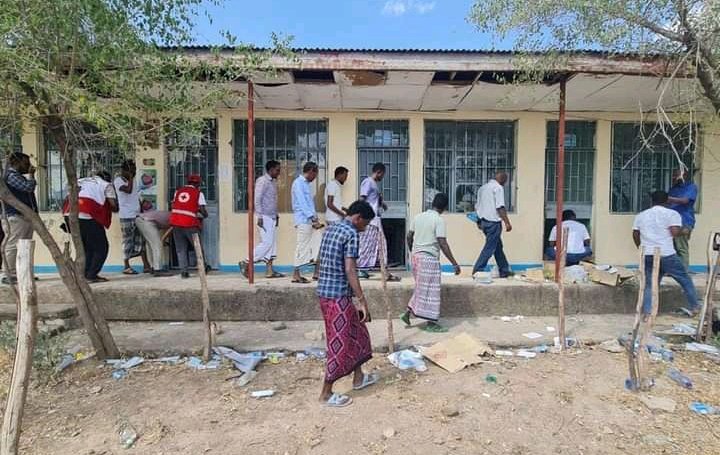 Tahir_A_Ebrahim's tweet photo. Report 🙁
#TPLF Force Destroyed &amp; looted more than 60 health facilities in #Afar region. 
The damage was inflicted on 17 #health_centers,1 #hospital and 42 #health_posts, including the collapse of the facility and the looting of medicines, according to the regional health bureau. https://t.co/ZNDuTzgACg