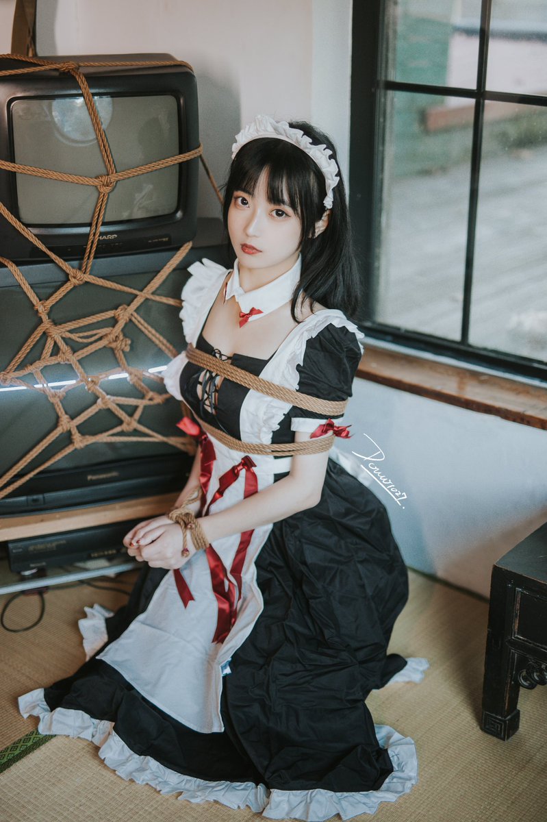 女仆做错了事，就应该被捆绑起来挨打

妹子👸：@bobobao4 
服装👗：@ct7373 
绳师：@Luanma_Shibari 
助手：@edwardwangwh https://t.co/2lgWtUQtEJ
