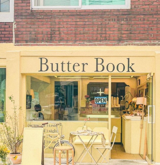 NoritterK's tweet photo. 🇰🇷韓国・ヨンサン
黄色の小さな
ドーナツカフェ🍩
#버터북 #butterbook
見た目はもちろん、
クリームたっぷりの
ドーナツは絶品💓!
ヨモギ牛乳など
ドリンクも韓国らしく
甘くておいしいです😆💕
📍버터북
서울 용산구 신흥로15길 20 https://t.co/3P9UkHc63j