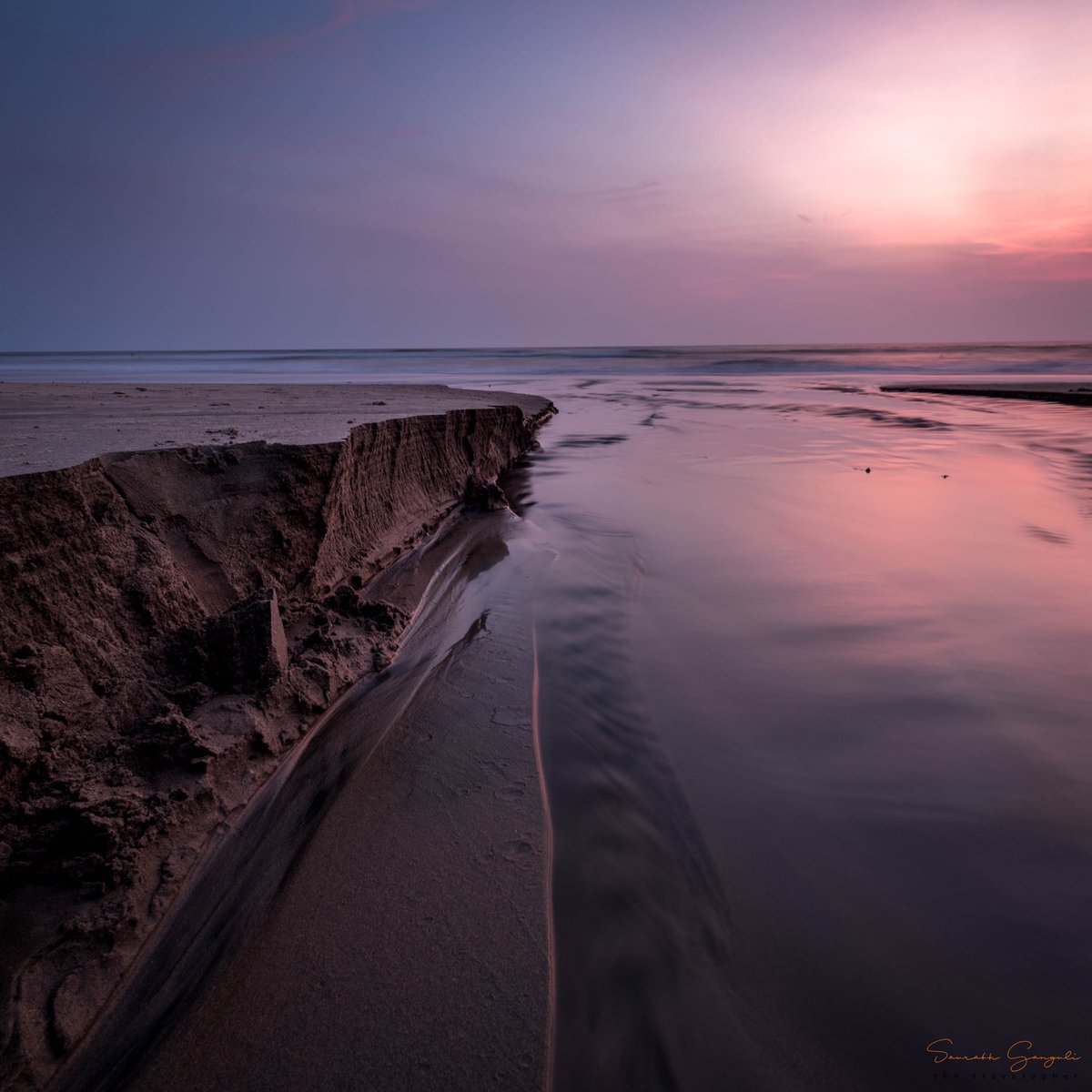 travelopher's tweet photo. “#Sunsets, like childhood, are viewed with wonder not just because they are beautiful but because they are fleeting.” – Richard Paul Evans #travelphotography #seascape https://t.co/Os9XKIhcMO