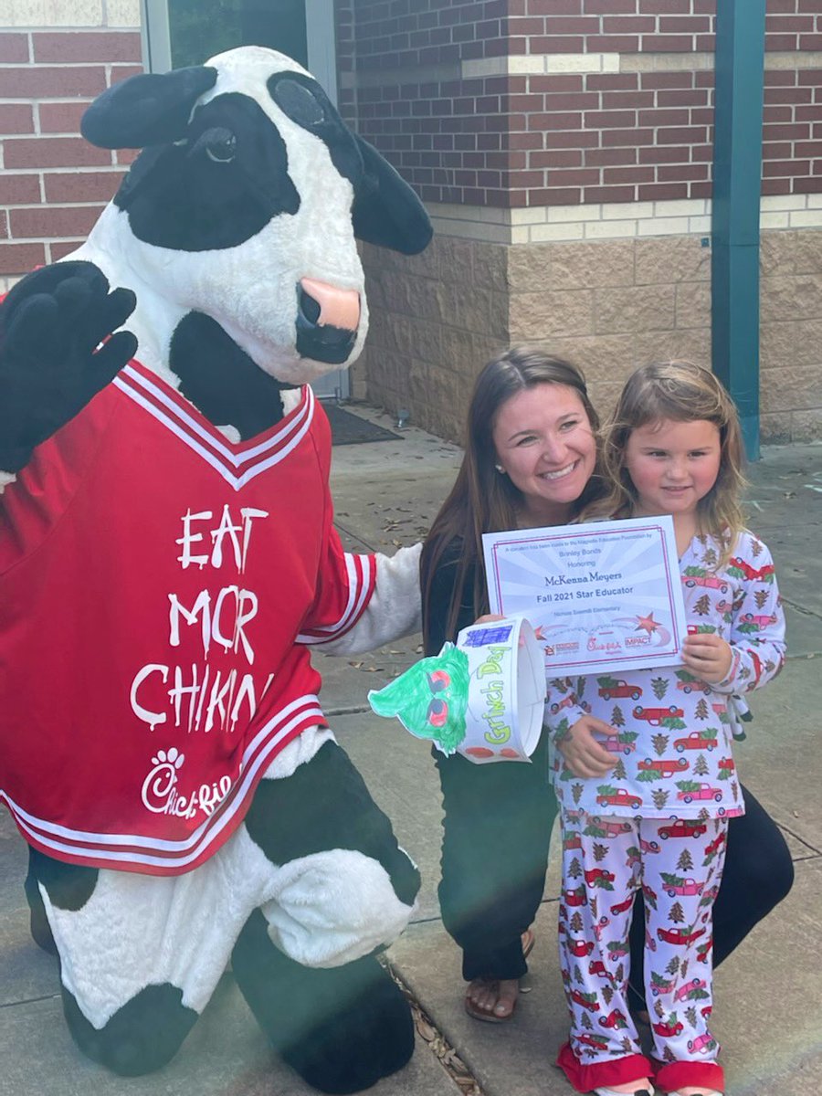 msmeyers17's tweet photo. So blessed to be awarded with the MEF Star Educator award from this sweet student!!!! 🤩❤️ getting to show off the pajamas &amp; all!!! https://t.co/KZwJnCTRmx