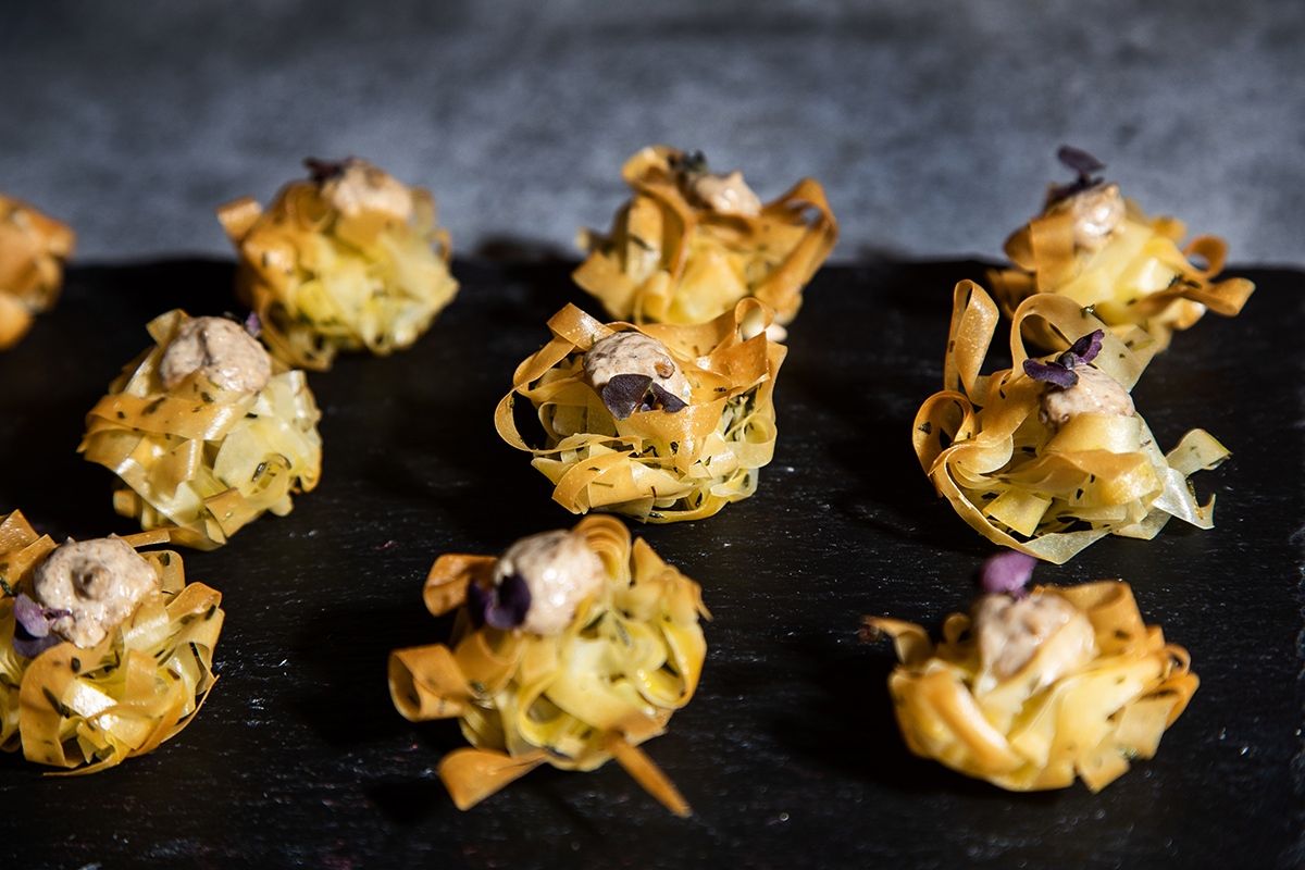 🖤 Wild Mushroom &amp; Nettle Tumble weeds 🧡⁠

Scrumptious little bite of joy 🤤

.
.
.

#canape #wildmushroomcanape #deliciouscanape