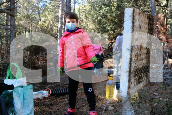 Una cinquantena de persones retiren els residus generats a les antigues plantacions de #marihuana a #Mont-ral. La iniciativa, la primera d'aquestes característiques, ha permès desmantellar per complet dos antics campaments ow.ly/oQYE30s3LN0