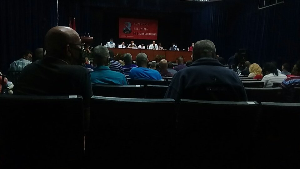 La política de cuadros encabeza el debate de los comunistas jatiboniquenses. #8voCongresoPCC #CubaVive <a href="/DiazCanelB/">Miguel Díaz-Canel Bermúdez</a> <a href="/RPolancoF/">Rogelio Polanco Fuentes</a> <a href="/DrRobertoMOjeda/">Dr. Roberto Morales Ojeda</a> <a href="/PartidoPCC/">Partido Comunista de Cuba</a> <a href="/ObraDe/">LaObraDeLaRevoluciónSS</a> <a href="/escambraycu/">Escambray</a>