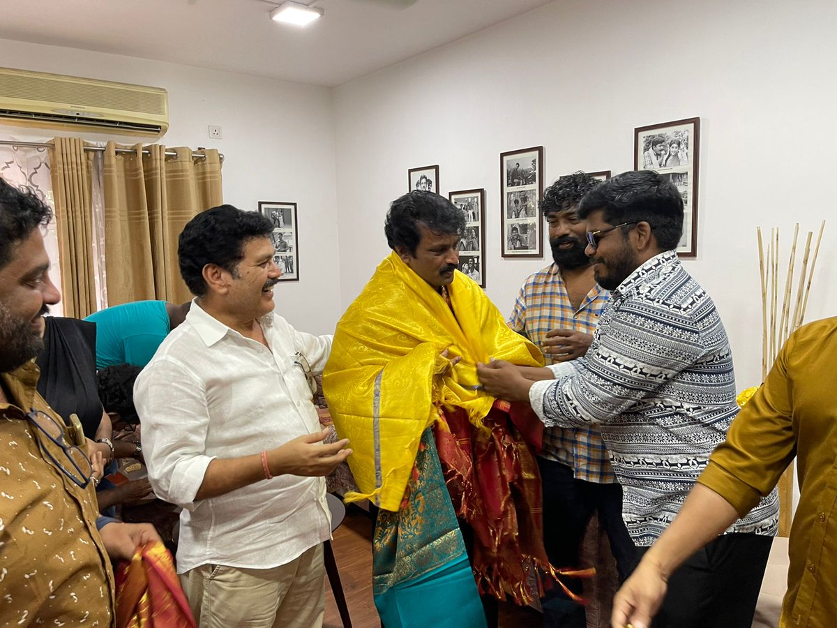 Munishraja7's tweet photo. @directorcheran @srivaarifilm மரியாதைக்குரிய...!!! 
தேசிய விருது இயக்குனர்...!!! 
பாசமிகு... அண்ணன்..! 
இயக்குனர் "சேரன்" அவர்களின் பிறந்தநாள் கொண்டாட்டம்...!!!
இந்த ஆண்டு மீண்டும் ஒரு "தேசிய விருது" படம் கொடுக்க வேண்டுமென்று உங்களையும்... இறைவனையும் வேண்டுகிறேன்... 🙏🙏🙏🙏 https://t.co/bFrL23DDHt