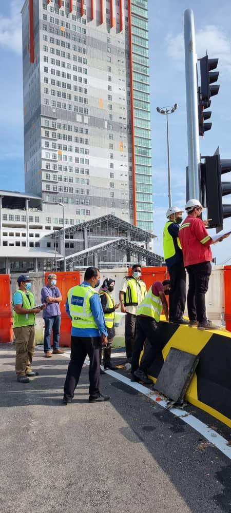 Pengujian dan pentauliahan lampu isyarat di Persimpangan Mayang Mall - Drawbridge, Kuala Terengganu
#keselesaandankeselamatandiutamakan #CKEberprestasiTinggi <a href="/yusufghani200/">تذكرة</a> <a href="/HasliJKR/">Hasli Ibrahim (Ir. Dr.)</a> <a href="/rozniazwar/">Ir. ROZNI</a> <a href="/hanizanshaffii/">hanizan</a> <a href="/husinmjkre/">Husin Mustafa</a> <a href="/noorashikinmt/">noorashikin tamimi</a> <a href="/JKRElektrik/">Cawangan Kejuruteraan Elektrik Ibu Pejabat</a> <a href="/JKRTerengganu/">JKR Terengganu</a>