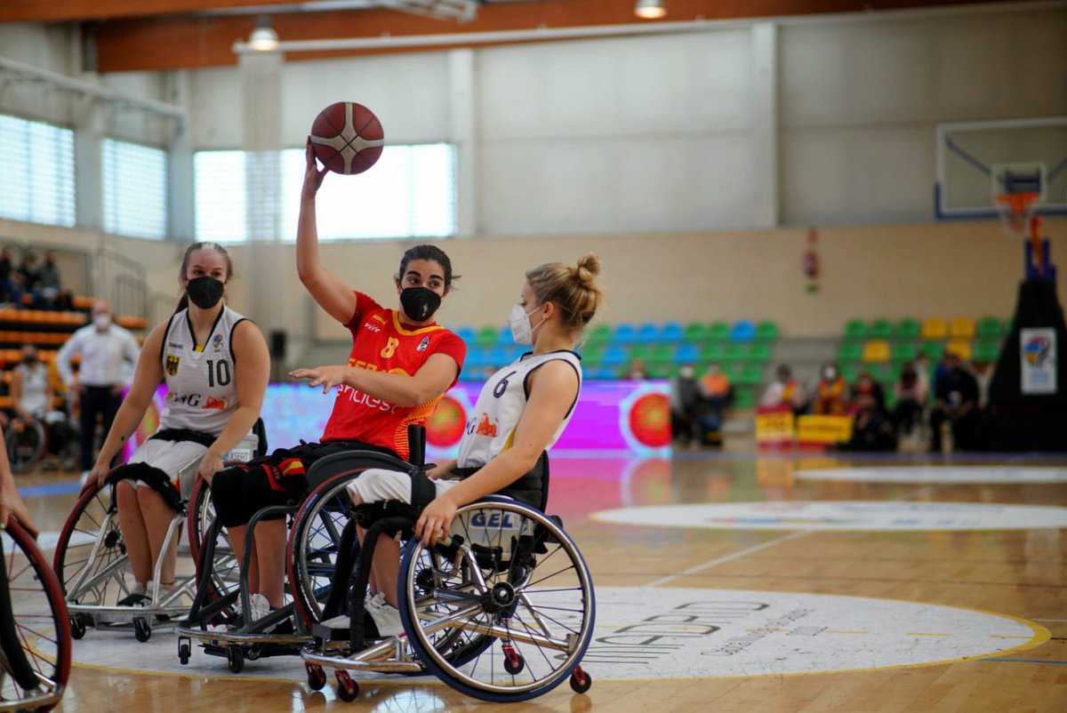 FEDEDDF's tweet photo. La selección 🇪🇸 femenina logra un bronce 🥉 histórico en el Europeo BSR de @MADRID 🏀🏀

España 🇪🇸 58 - 40 🇩🇪 Alemania

Enhorabuena a todas las jugadoras y al cuerpo técnico que encabeza @coachadri

Podio: 
1. Países Bajos 🇳🇱
2. Gran Bretaña 🇬🇧
3. España 🇪🇸 
📸 @jcdfotograf https://t.co/fxH2k18kTT