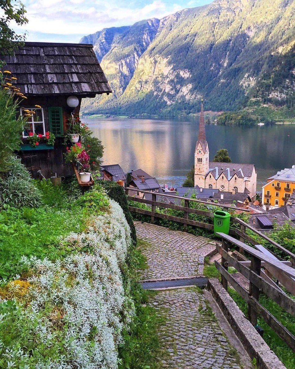 Hallstatt is a world famous town in Austria🇦🇹. The picturesque village is wedged between the Halstättersee & the Dachstein Mountains 🏔with the Hallstatt Glacier! Impressively beautiful❤️💚