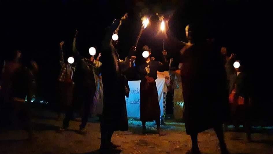 NantEiThandar's tweet photo. #Pyigyidagon, Mandalay Region: A buddhist monk and a group of pro-democracy youths staged daily night protest movement to reject Military Tyranny.
🙏🏾🙏🏾🙏🏾
#WarCrimesOfJunta 
#Dec12Coup
#WhatsHappeningInMyanmar https://t.co/EuD2b9rNB6