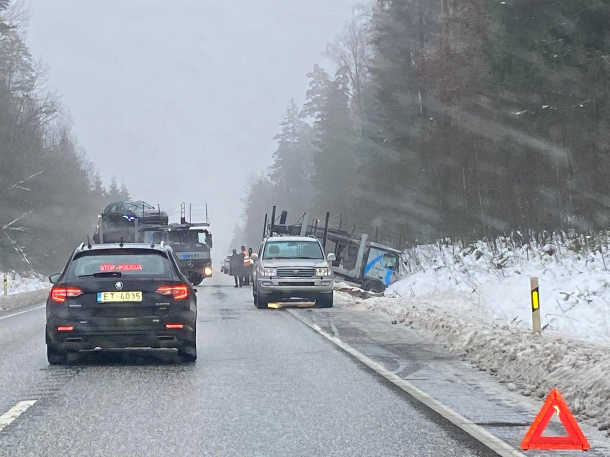 breakinglv's tweet photo. 🇱🇻 Kravas auto nobrauca no Valmieras šosejas #A3 #Rubene #Koceni #Latvija.
📸 Kathy Harley Arizona (Jezduni) https://t.co/UppZNSTj2I