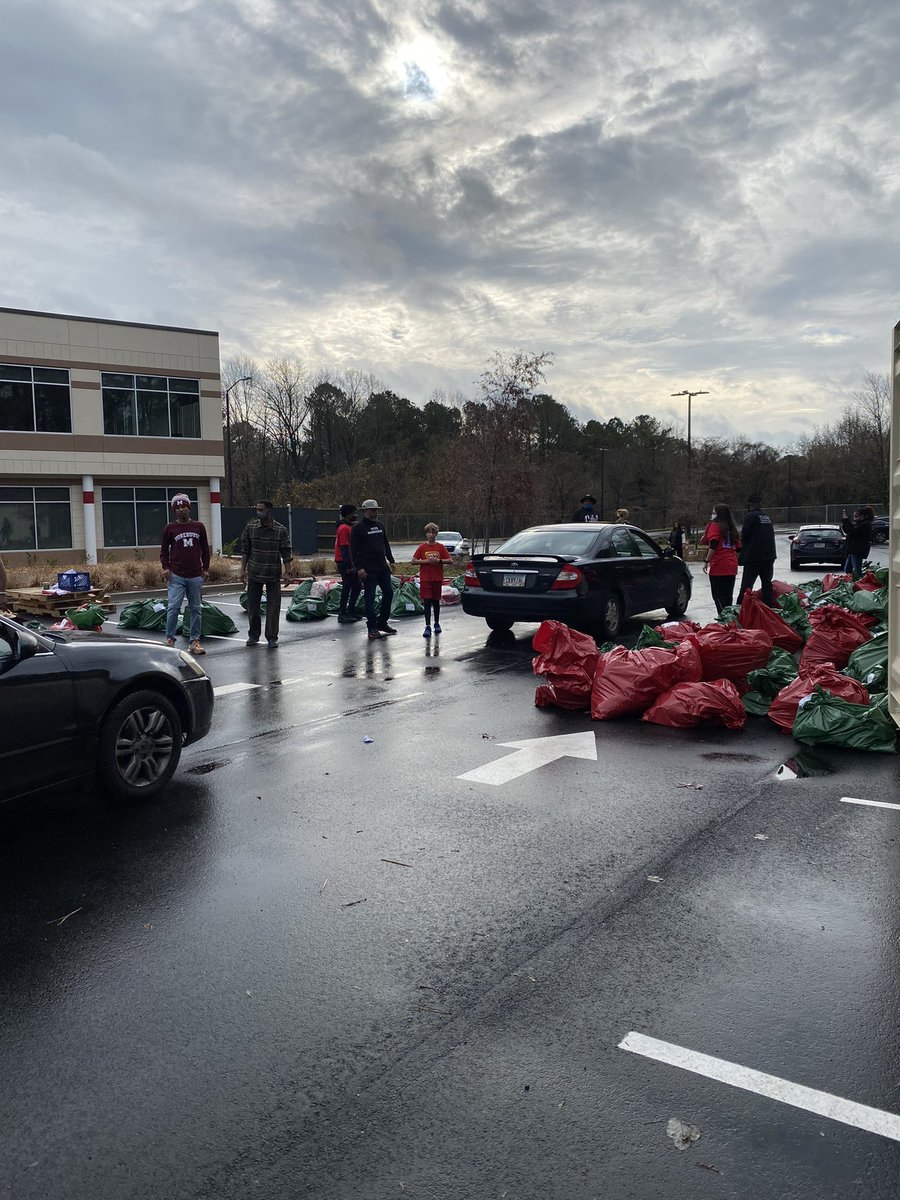 SonyaHalpern_'s tweet photo. Proud to serve on the exec board of the @atlantaymca and thrilled to have the @youngymca branch in my district, aka “my Y” when I lived in the SWATS. Volunteering to help make others’ holiday bright made my day (in spite of the moody sky!) #emptystockingfund #volunteer #community https://t.co/QKeMtUnhE6