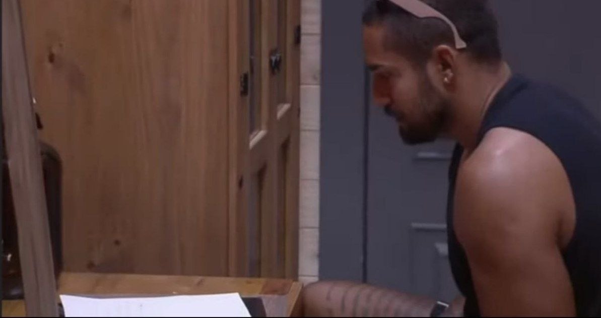 Eu_simplesment's tweet photo. #AFazenda 

Estão chamando 1 por 1 
no closet e eles retornam tristes. Será que estão atuando ?👀.
Vazou Bil lendo o roteiro no closet. https://t.co/xgPHsEWvbG