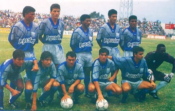 AntonioUbilla1's tweet photo. 12 diciembre 1993, estadio Jocay, Manta, Green Cross  0  Emelec  1 (Iván Hurtado) , con esa victoria Emelec se corona campeón nacional 1993 https://t.co/6kudP1UOsY