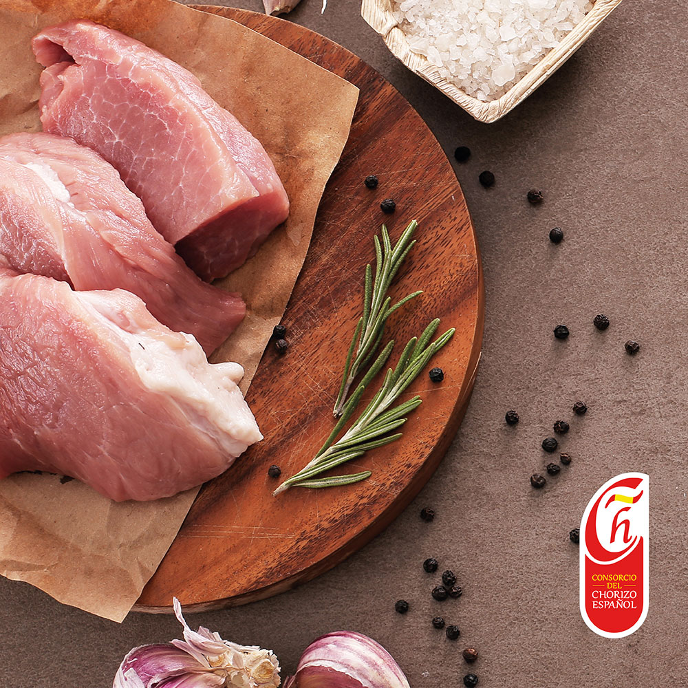 Spanish_Chorizo's tweet photo. There are as many recipes as there are #SpanishChorizos, but what they all have in common are the main ingredients: pork meat and bacon, paprika, garlic and salt.
#SpanishChorizo #MeatSector #ChorizoEspañol #GreatBritishChefs #spanishflavour https://t.co/XosFV8VuoJ
