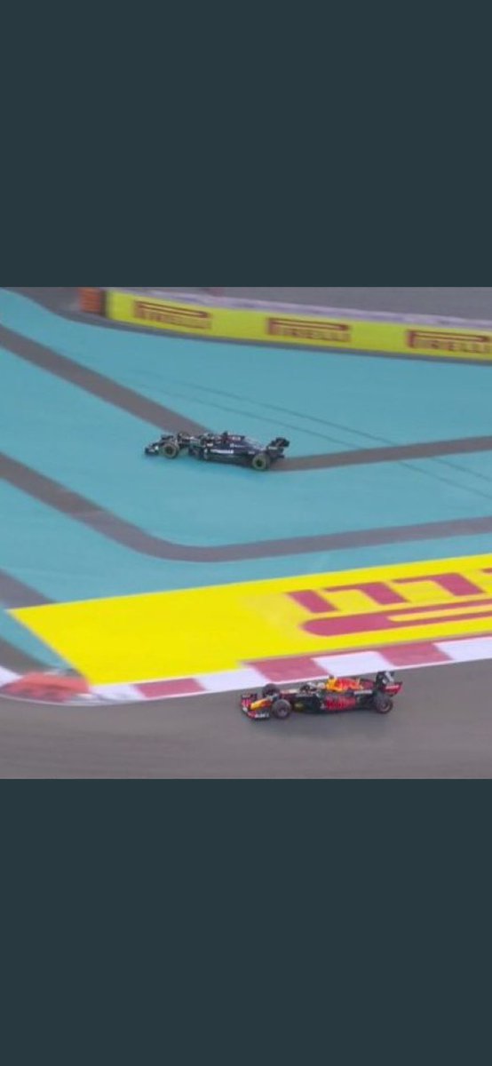 martijnvdbelt's tweet photo. U gaat hier binnendoor. Mag dat? #MaxVerstappen33 #wtff1 #RedBull #Hamilton https://t.co/tjHIoBnBsQ