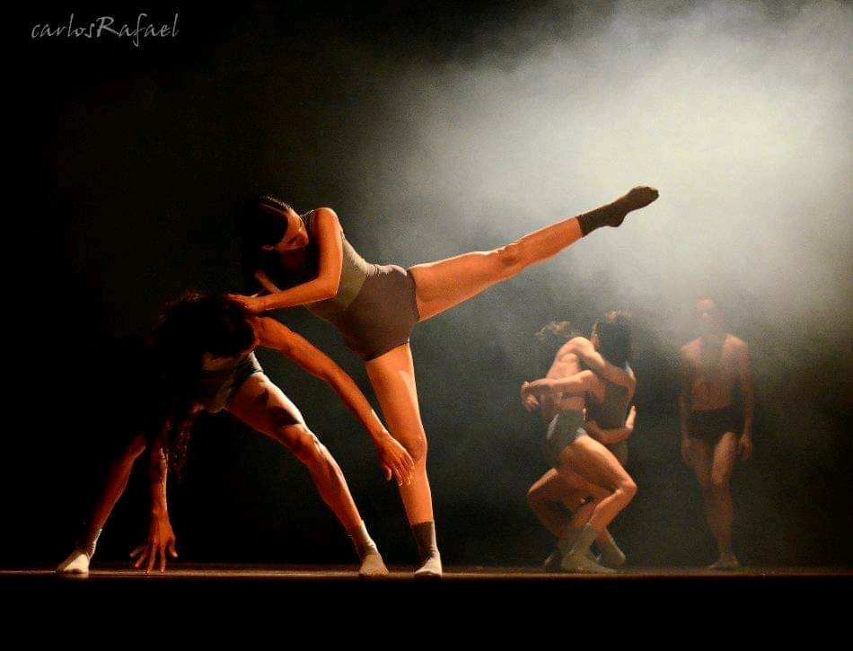 ArtEscenicasCub's tweet photo. La Compañía de Danza Contemporánea #Codanza continúa sus presentaciones en el Complejo Cultural Teatro Eddy Suñol de #Holguín. Aun puede disfrutar de este colectivo hoy domingo a las 5 de la tarde. Gracias a Carlos Rafael por tan excelentes imágenes. #CubaEsCultura #CubaVive https://t.co/02SaGPC0k1