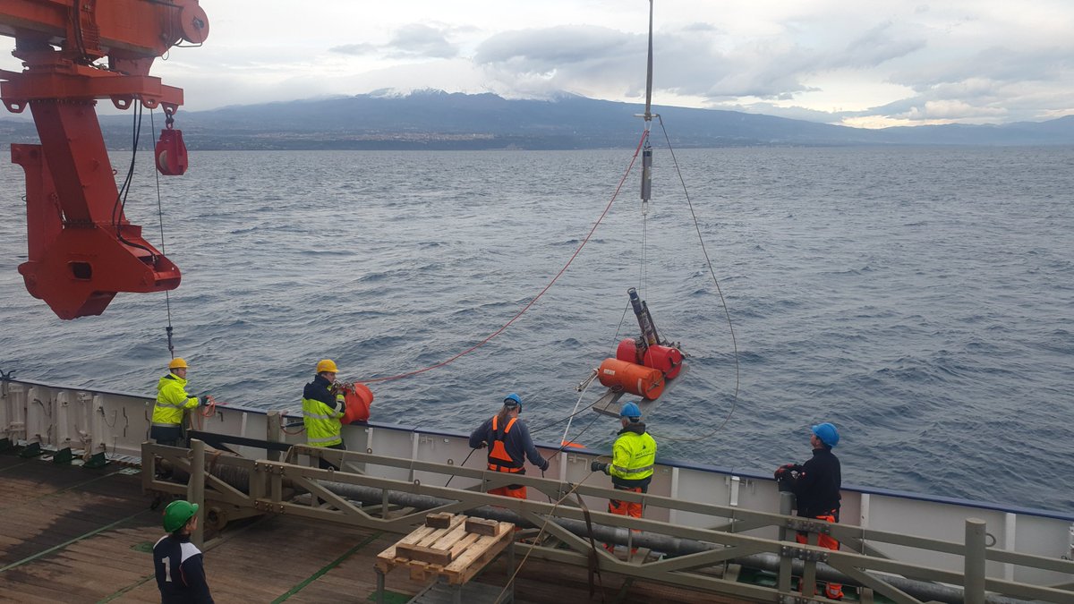 INGVvulcani's tweet photo. La missione #M178 #Hazelnut della nave #rvmeteor continua. Sono state installate con successo anche 5 stazioni geodetiche sottomarine per continuare la misura delle deformazioni del fondo marino al largo di Acitrezza
#seafloor #researchvessel #earthscience #etna #volcanology https://t.co/lJu3WeufL4