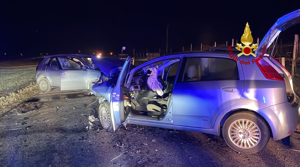 vvfveneto's tweet photo. #12dicembre #Sovizzo(VI), la notte scorsa, incidente tra due auto: tre feriti. Intervento #Vigilidelfuoco @SUEM_Veneto #soccorsiquotidiani https://t.co/TzevCjjdC7