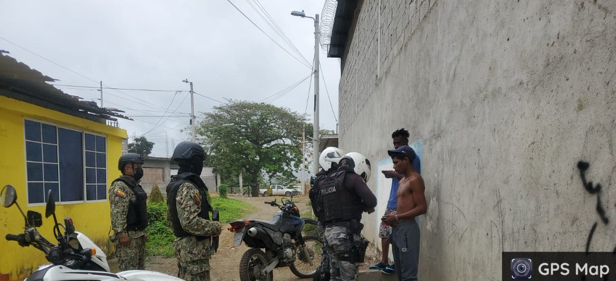 FFAAECUADOR's tweet photo. #Esmeraldas | En cumplimiento al Estado de excepción focalizado, mediante operaciones de #CAMEX, persona militar decomisó 01 arma de fuego tipo Uzi, 03 municiones y 01 persona aprehendida, evidencias decomisadas fueron puestas a órdenes de las autoridades competentes.
#FFAACamex https://t.co/DJ6CNTceFz