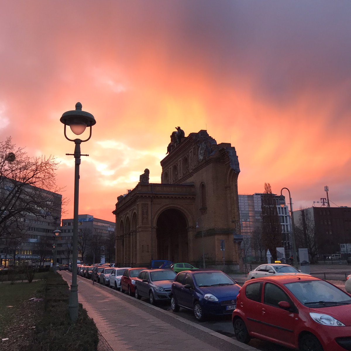 TeeCarola's tweet photo. @Blaue_Ampel A fiery winter dawn #dawn #blaueampel #PhotoChallenge2021December #BlueChristmas #photochallenge #photo #challenge https://t.co/7TlzwFYbBk