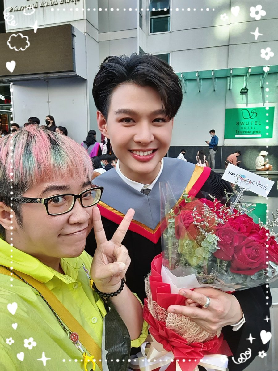 วันนี้เป็นตัวแทนเอาดอกไม้ไปร่วมแสดงความยินดี กับความสำเร็จของขุ่นลูกชาย ยินดีด้วยน้าาาา ❤😊🧑‍🎓🎉 ถึงแม้ว่าแม่จะเจอหนูแว้บเดียว แต่รักที่สุดเหมือนเดิม 🤭😆😜 

#Saint_sup #MingEr