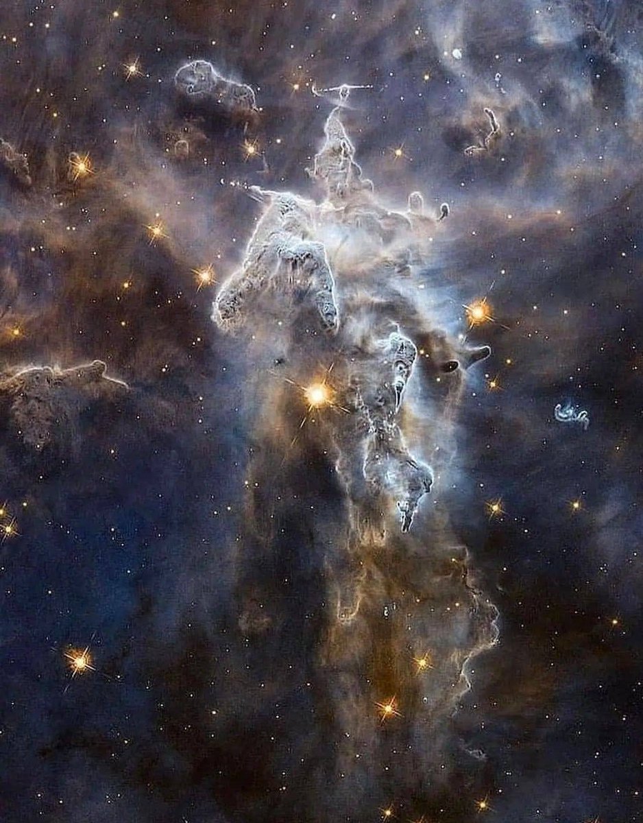 Хамгийн үзэсгэлэнтэ мананцруудын нэг болох Карина мананцар 460 гэрлийн жилийн диаметртэй юм. Сансрын хий тоосны хамгийн гоё дүр төрх энд л оршино.