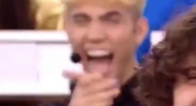 goodvjbess's tweet photo. sono entrati tutti fidanzati e ne usciranno fidanzati…ma con altri #amici21 https://t.co/XOWsrdVb4L