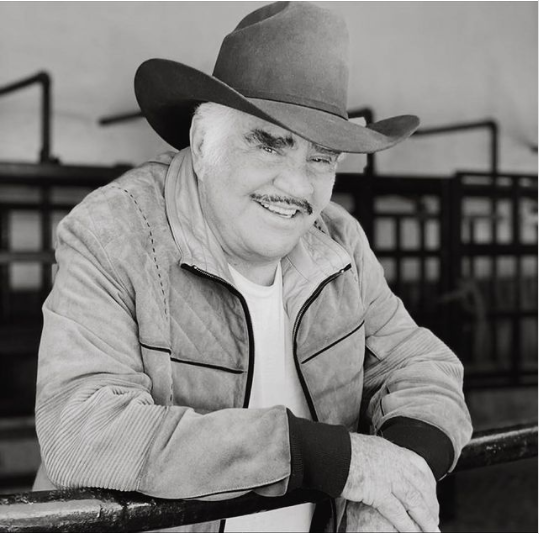 #ÚltimaHora | El cantante mexicano Vicente Fernández, ídolo popular de las rancheras, ha fallecido este domingo a los 81 años, según lo anunció su familia en un comunicado publicado en la cuenta oficial de Instagram del cantante.

📸: Cortesía
