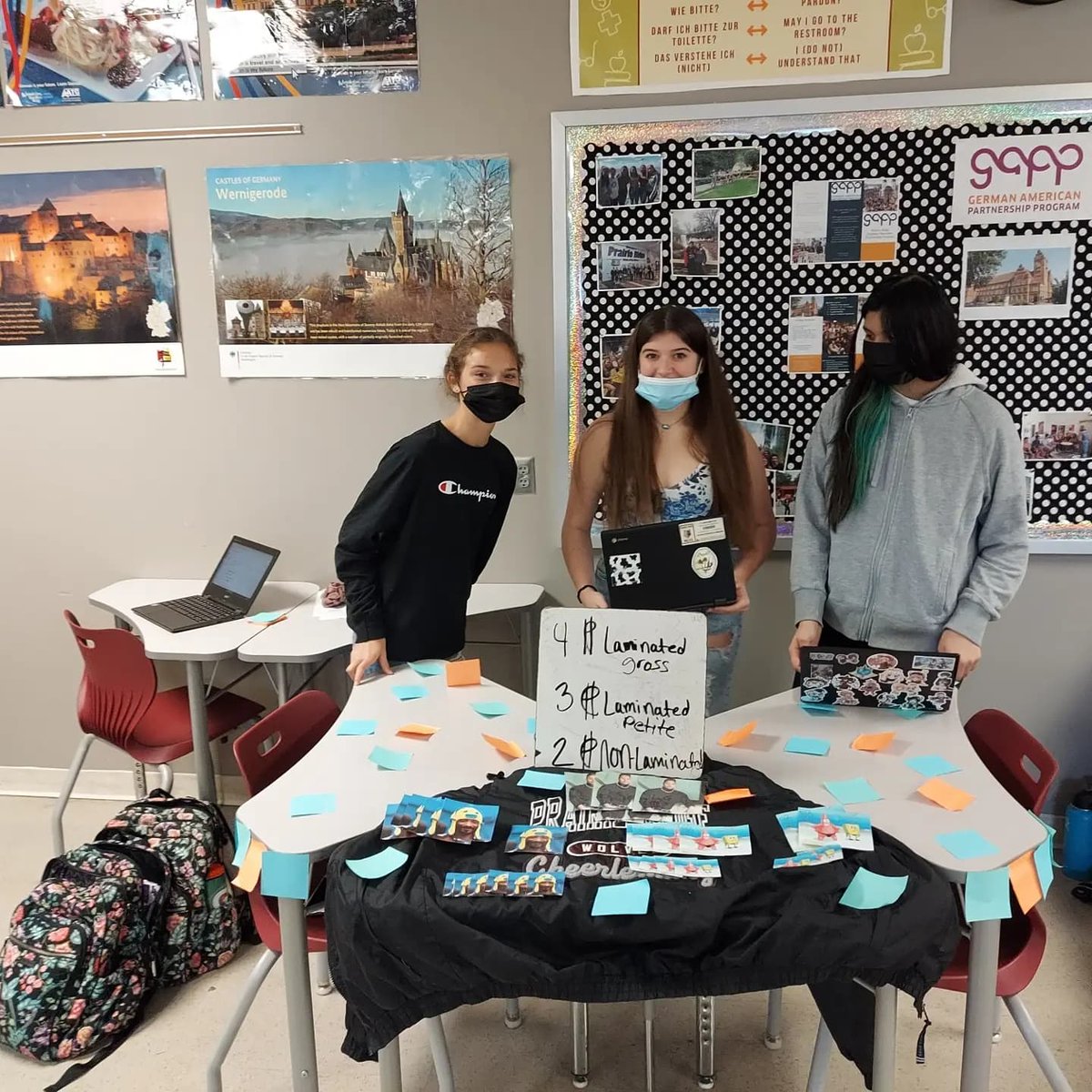 HerrProfHiggins's tweet image. This week @PrairieRidgeHS German 2 simulated their own #Christkindlmarkt with real products, fake money, and 100% German transactions. #learngerman @AATGOnline @LeadWLanguages @SKochPR #prexperience