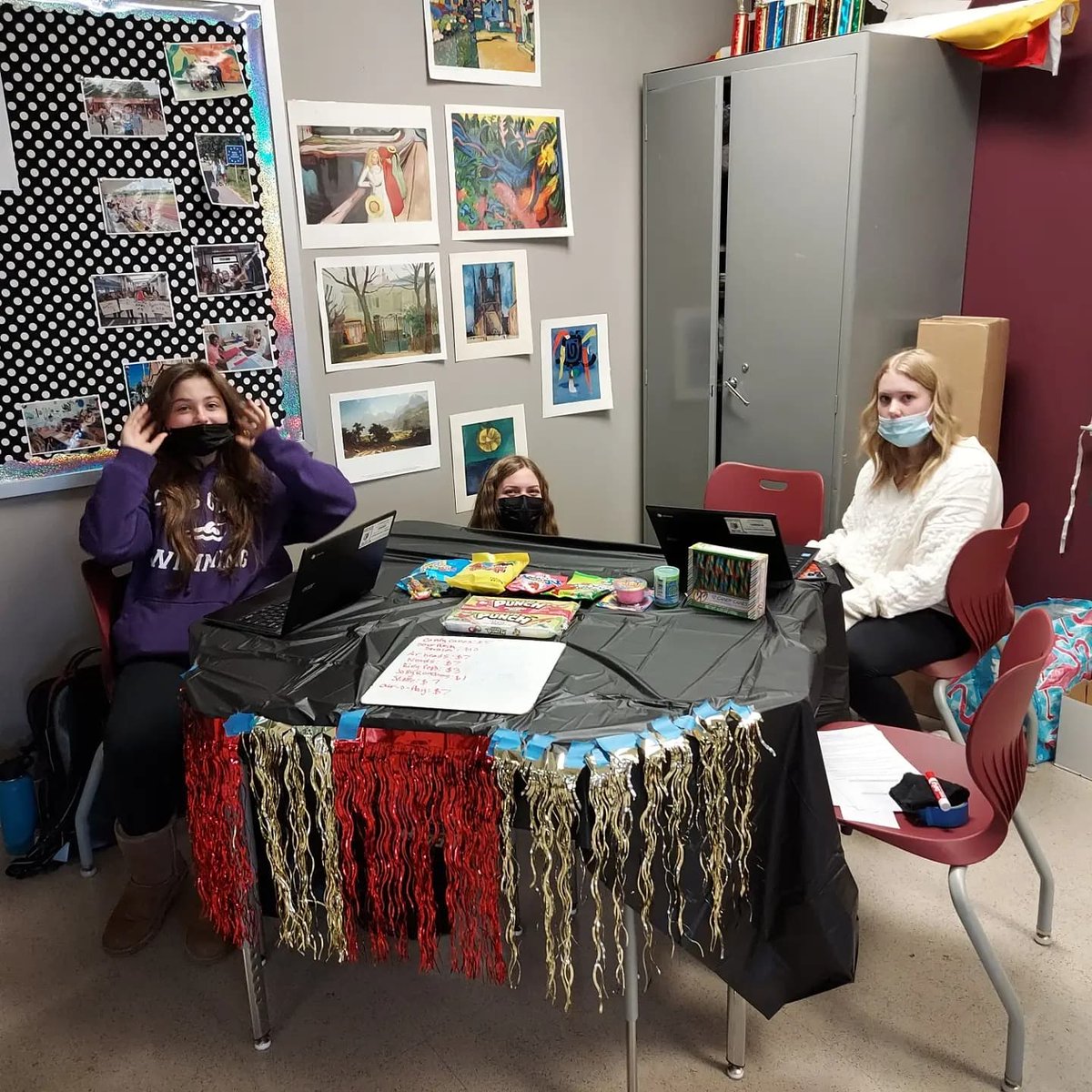 HerrProfHiggins's tweet image. This week @PrairieRidgeHS German 2 simulated their own #Christkindlmarkt with real products, fake money, and 100% German transactions. #learngerman @AATGOnline @LeadWLanguages @SKochPR #prexperience