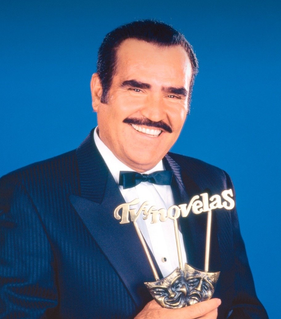 TVyNovelasMex's tweet photo. 🚨 ÚLTIMA HORA 🚨

Se reporta el sensible fallecimiento de Don Vicente Fernández a la edad de 81 años.

Y quisiéramos que fueran #PurasMentiras. Quisiéramos verle #VolverVolver porque #AcáEntreNos, Don Vicente, su música nos acompañará #UnMillónDePrimaveras. https://t.co/4lZKWlsWq7