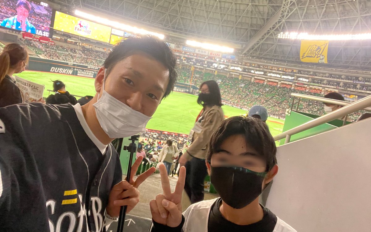 mimori_kazuki's tweet photo. 【ガチ拡散希望】
私に声をかけてくれた男の子。
緊張しながら１人で私の席まで来て話しかけてくれました😭
ですが、私は写真だけ撮ってなにもできず本当に後悔が残っています💦
勇気あるこの子にサイン入りのユニフォームをあげたいです⭐️
なのでぜひ親御さんはDMください🙇‍♂️
みなさんお願いします！！ https://t.co/GnYtMtgHpi