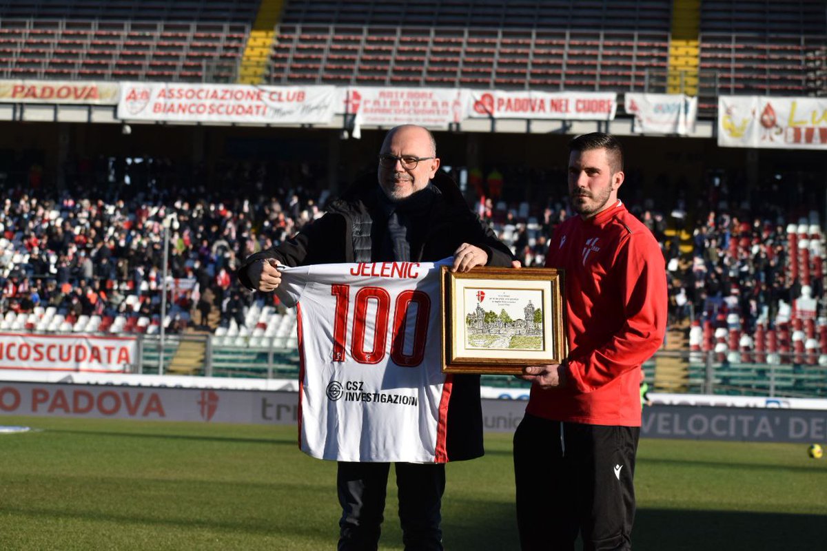PadovaCalcio's tweet image. Enej #Jelenic,  da poco entrato nella cerchia ristretta di giocatori che hanno vestito la maglia del Padova per oltre 100 partite ufficiali, è stato premiato prima di #Padova-#SudTirol per le 100 partite ufficiali in maglia biancoscudata 
padovacalcio.it/enej-jelenic-1…