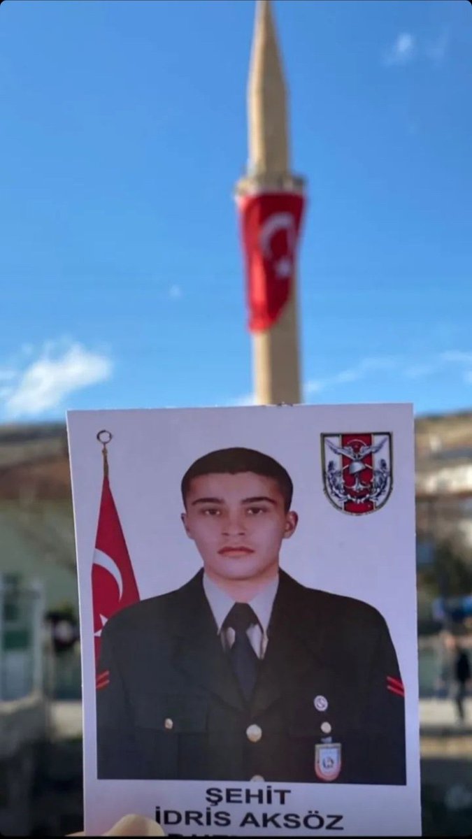 sehitlertepe's tweet photo. Ne hayaleri vardı yarım kaldı sevdaları bu dünyaya dar geldi..
|Şehit İdris Aksöz 🇹🇷 https://t.co/13eGUjQZEG