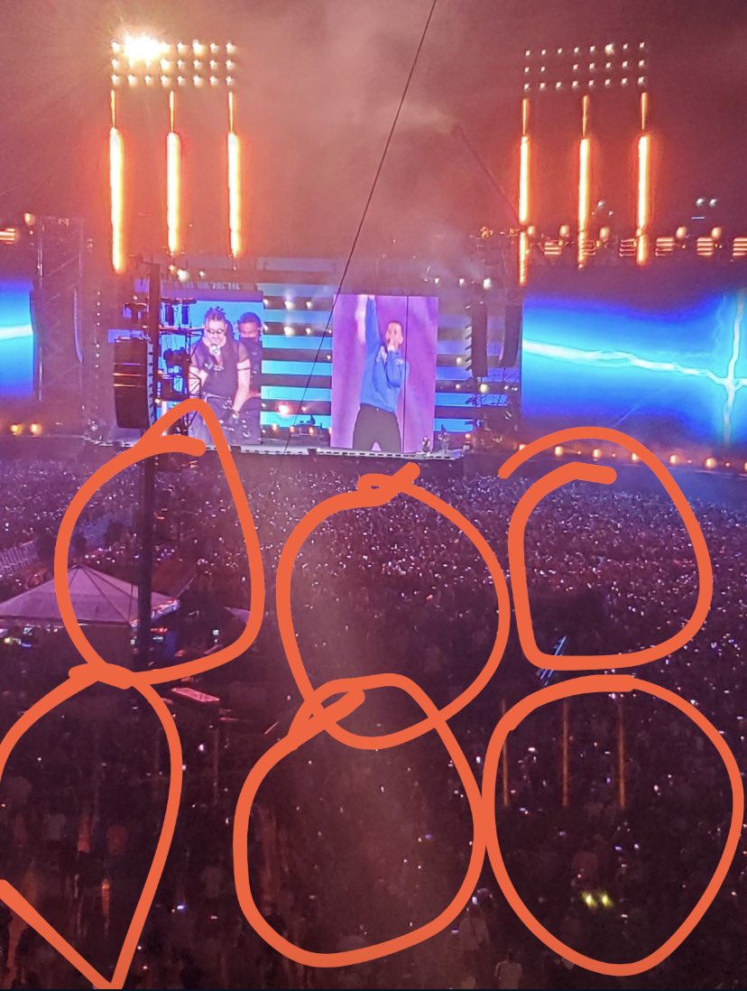 _mayoketchup's tweet photo. Ahí no habían 40,000 personas na. Si se fijan, hice 6 circulos, en cada uno hay 10 personas, que hacen 60 en total. Ese concierto fue un escocote. https://t.co/eMRw7IXqwB