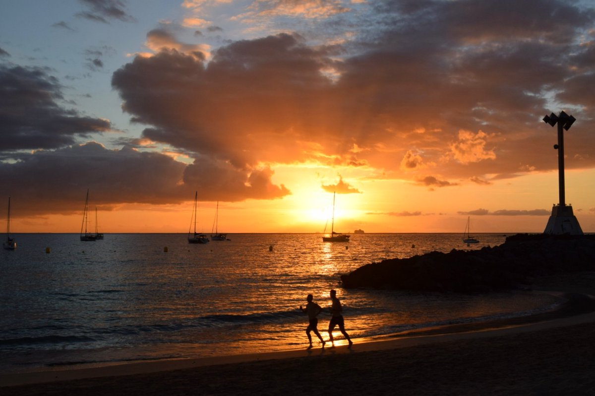 A #beautiful Tenerife #sunset from last week!  😊🌴❤ <a href="/StormHour/">#StormHour</a> <a href="/ThePhotoHour/">#ThePhotoHour</a> @visit_tenerife #sundayvibes #holidays #Sunshine