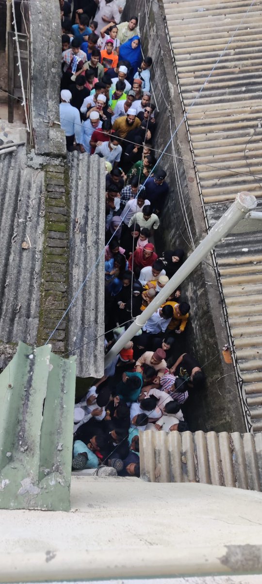 mumbaimatterz's tweet photo. Attn @MumbaiPolice Is Prohibitory #Section144 orders imposed in Mumbai on Dec 11 &amp; 12 in wake of Omicron cases just a Joke?

Look at the crowd nr Mahim Dargah, behind Akram terrace on way to Beach... It's a stampede like situation...&amp; Just some distance from Mahim Police stn https://t.co/PPKreWjYYt
