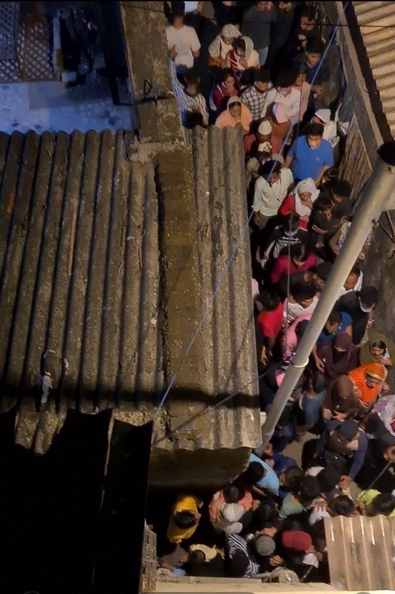 mumbaimatterz's tweet photo. Attn @MumbaiPolice Is Prohibitory #Section144 orders imposed in Mumbai on Dec 11 &amp; 12 in wake of Omicron cases just a Joke?

Look at the crowd nr Mahim Dargah, behind Akram terrace on way to Beach... It's a stampede like situation...&amp; Just some distance from Mahim Police stn https://t.co/PPKreWjYYt